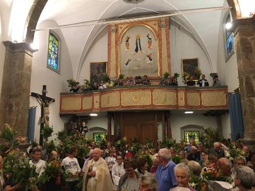 Un momento della cerimonia di benedizione dei fiori in occasione della Festa di San Giovanni a Cercivento.